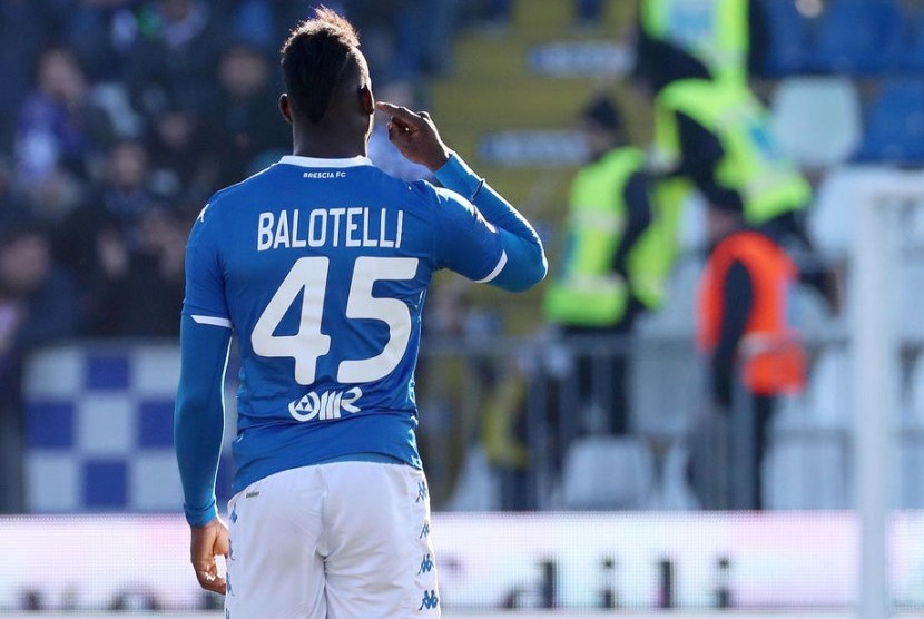 Penyerang  Brescia Mario Balotelli merayakan golnya ke gawang Lazio.