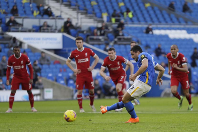 Penyerang Brighton & Hove Albion, Neil Maupay gagal mencetak gol dari titik putih