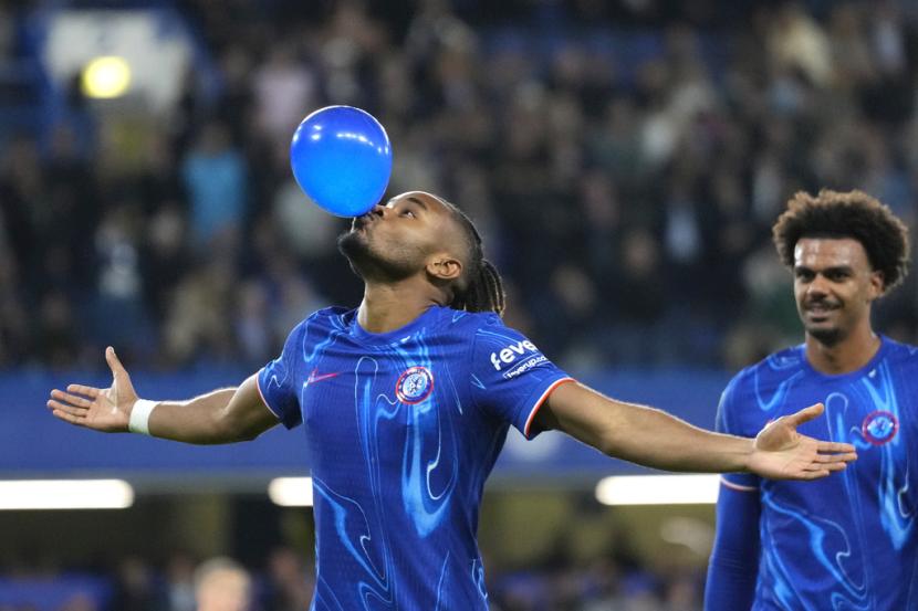 Penyerang Chelsea Christopher Nkunku merayakan golnya ke gawang Barrow dalam pertandingan Piala Liga Inggris di Stamford Bridge, London, Rabu (25/9/2024) dini hari WIB.