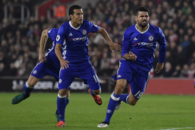 Penyerang Chelsea, Diego Costa (kanan) dan Pedro merayakan gol ke gawang Southampton pada laga Liga Primer Inggris di stadion St Mary, Senin (31/10) dini hari WIB. 