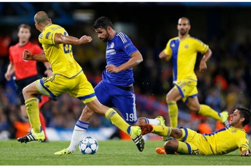 Penyerang Chelsea Diego Costa melewati penjagaan sejumlah pemain Maccabi Tel Aviv
