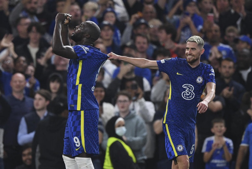 Penyerang Chelsea Romelu Lukaku (kiri) merayakan gol bersama Jorginho saat melawan Zenit St Petersbug dalam lanjutan Liga Champions grup H. 