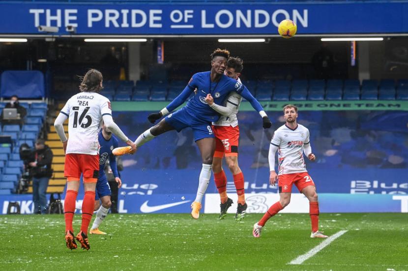 Penyerang Chelsea Tammy Abraham (kedua kiri) mencetak gol ke gawang Luton Town dalam pertandingan babak keempat Piala FA di Stamford Bridge, London, Ahad (24/1).,
