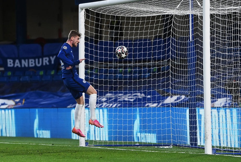 Penyerang Chelsea, Timo Werner akhirnya menyarangkan gol ke gawang Real Madrid yang dijaga Thibaut Courtois dalam pertandingan Semi Final Liga Champions, Chelsea lawan Real Madrid di London