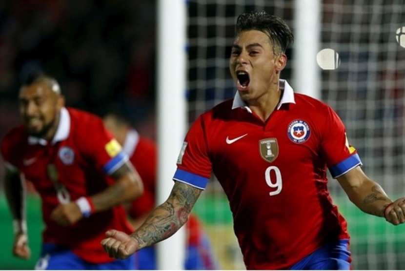 Penyerang Cile Eduardo Vargas berselebrasi setelah mencetak gol ke gawang Brasil dalam kualifikasi Piala Dunia 2018.