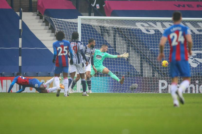 Penyerang Crystal Palace, Christian Benteke mencetak gol ke gawang West Bromwich Albion.