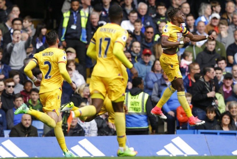 Penyerang Crystal Palace Wilfried Zaha (kanan) melakukan selebrasi setelah menjebol gawang Chelsea.