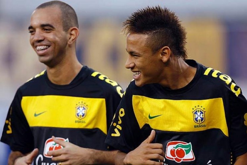 Penyerang Diego Tardelli bersama Neymar.