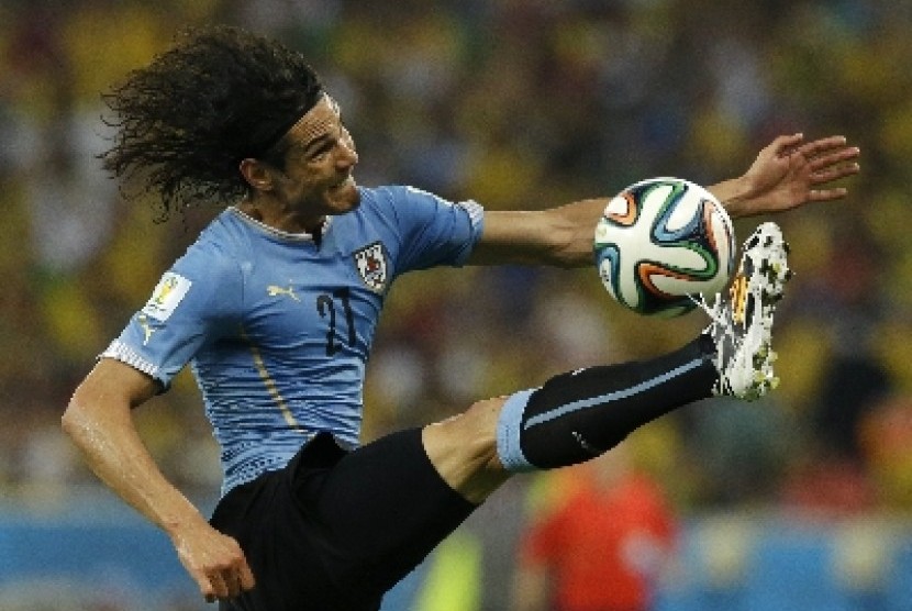 Penyerang Edinson Cavani.