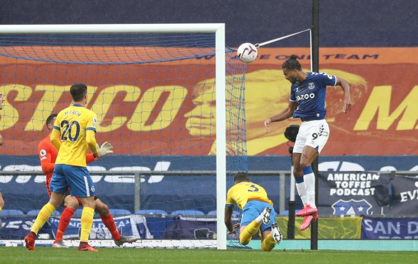 Penyerang Everton Dominic Calvert Lewin mencetak gol ke Brighton & Hove Albion.