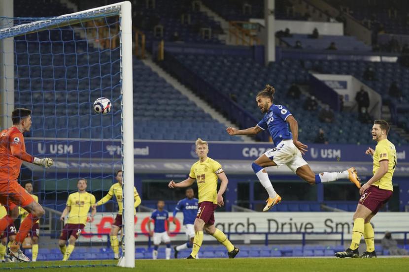 Selebrasi Dwight McNeil (K) usai mencetak gol ke gawang Everton, Ahad (14/3) dini hari WIB.