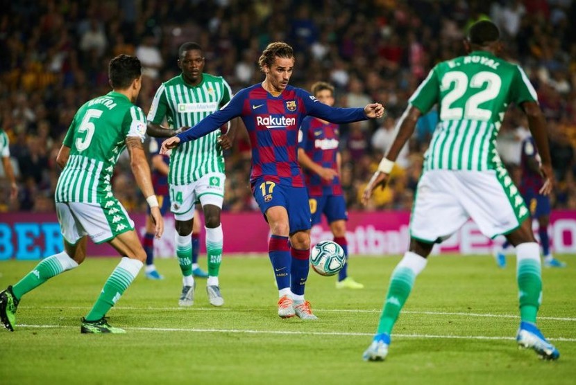 Penyerang FC Barcelona Antoine Griezmann (C) beraksi pada laga LaLiga Spanyol antara FC Barcelona dan Real Betis di Stadion Camp Nou, Barcelona, Katalunya, Spanyol, Senin (26/8) dini hari WIB. 