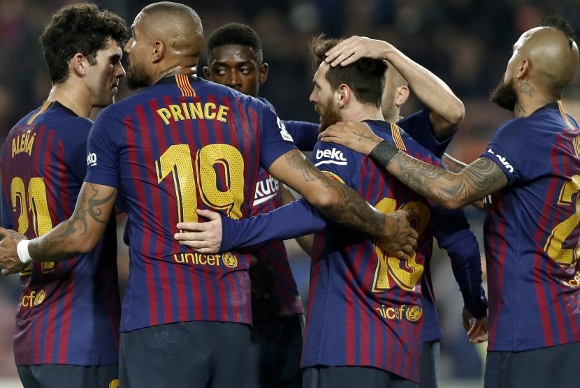 Penyerang FC Barcelona Leo Messi (2-R) merayakan dengan rekan satu timnya setelah mencetak gol pada pertandingan LaLiga Spanyol antara FC Barcelona dan Real Valladolid di Camp Nou, 16 Februari 2019.
