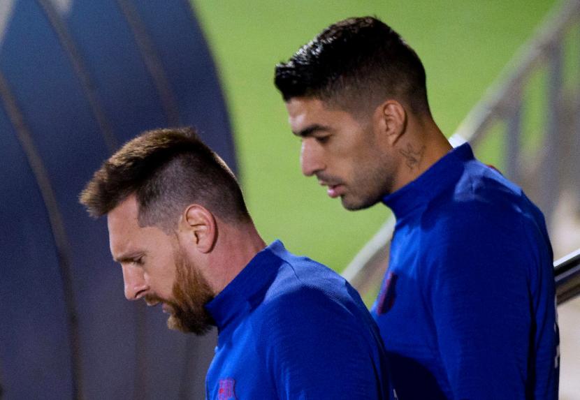  Penyerang Barcelona Lionel Messi (kiri) dan Luis Suarez (kanan) di Camp Nou. 