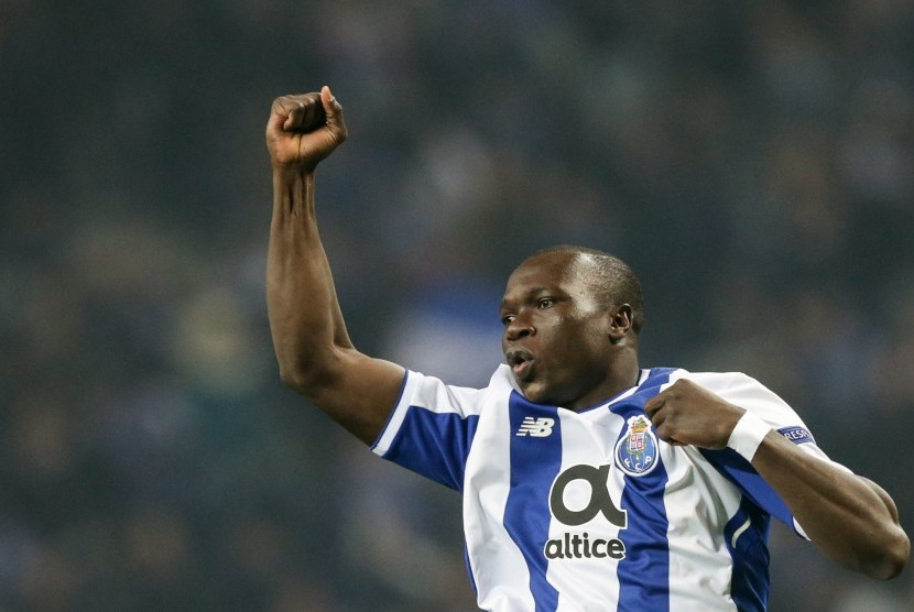 Penyerang FC Porto Vincent Aboubakar bereaksi setelah mencetak satu gol melawan Monaco FC saat pertandingan Grup G Liga Champions UEFA di Stadion Dragao, Porto, Portugal, Kamis (7/12) dini hari WIB. 