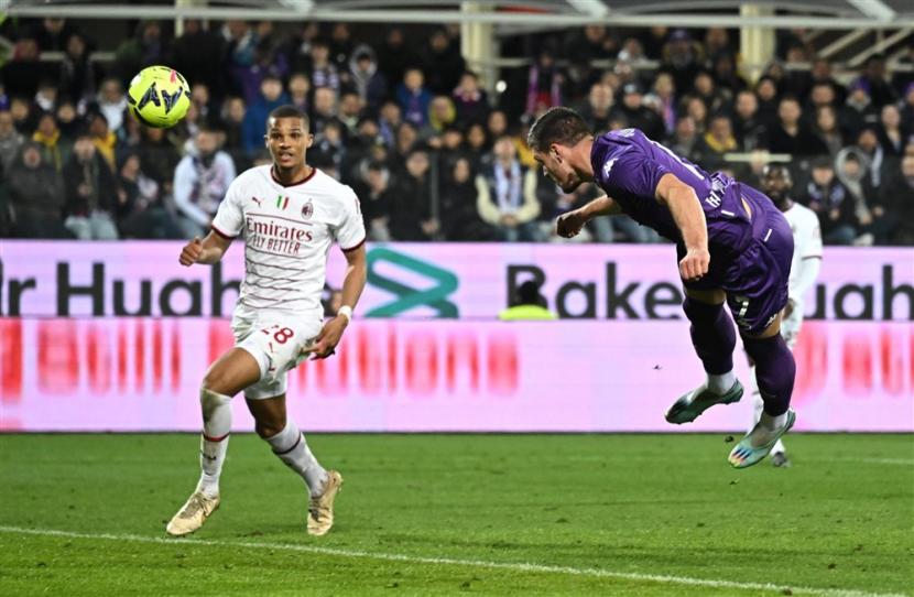 Penyerang Fiorentina asal Serbia, Luka Jovic (kanan), mencetak gol dalam pertandingan sepak bola Serie A Liga Italia antara Fiorentina vs AC Milan di Stadion Artemio Franchi, Florence, Italia, Ahad (5/3/2023) dini hari WIB. 