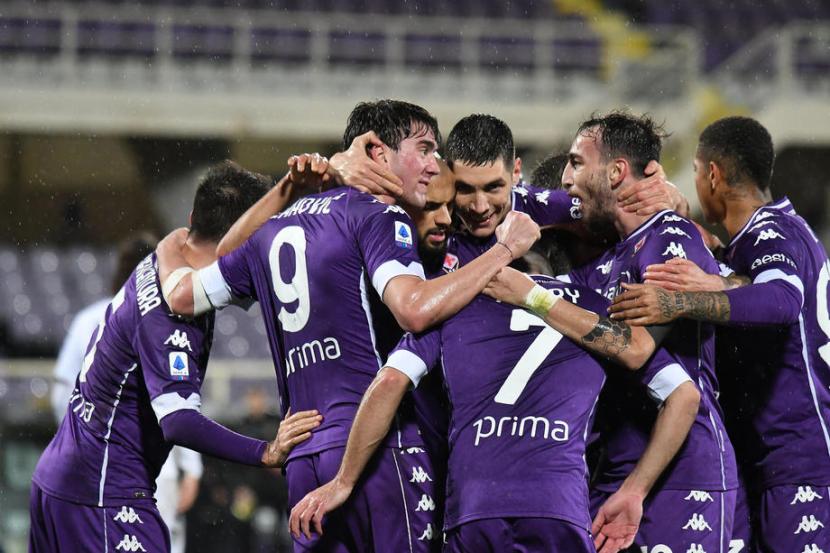 Penyerang Fiorentina Dusan Vlahovic (kedua kiri) merayakan golnya ke gawang Crotone bersama rekan-rekannya.