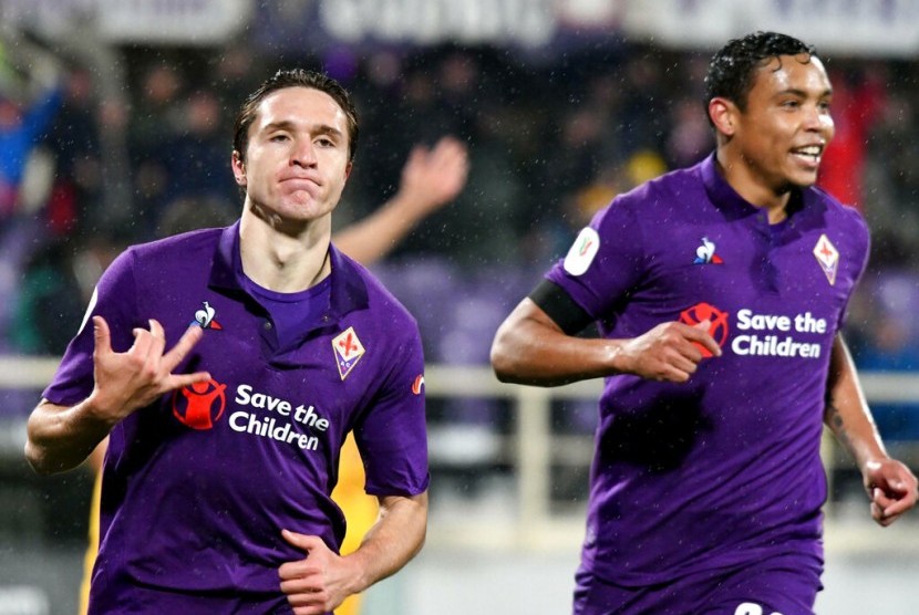 Penyerang Fiorentina Enrico Chiesa (kiri) merayakan golnya ke gawang AS Roma pada laga perempat final Coppa Italia.