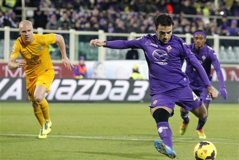 Penyerang Fiorentina, Giuseppe Rossi, saat mencetak gol lewat titik putih ke gawang Hellas Verona di ajang Serie A Italia.