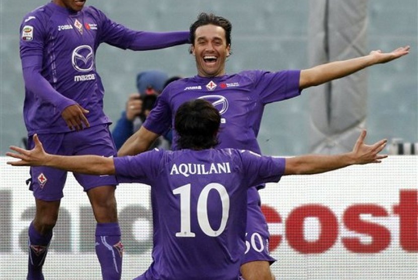 Penyerang Fiorentina, Luca Toni, merayakan golnya ke gawang Atalanta dengan dua rekannya, Alberto Aquilani dan Juan Cadrado. Partai yang dihelat di Artemio Franchi, Ahad (18/11) malam itu dimenangi La Viola dengan skor 3-1.
