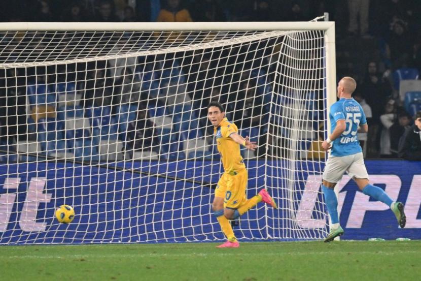 Penyerang Frosinone Giuseppe Caso melakukan selebrasi setelah mencetak gol kedua timnya ke gawang Napoli pada babak 16 besar Coppa Italia di Stadion Diego Armando Maradona, Napoli, Rabu (20/12/2023) dini hari WIB. 