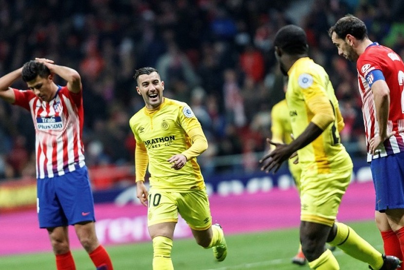 Penyerang Girona Seydou Doumbia (kedua kiri) merayakan gol bersama Borja Garcia (kedua kanan) setelah mencetak gol penyeimbang 3-3 ke gawang Atletico Madrid 3-3 dalam laga Copa Del Rey.