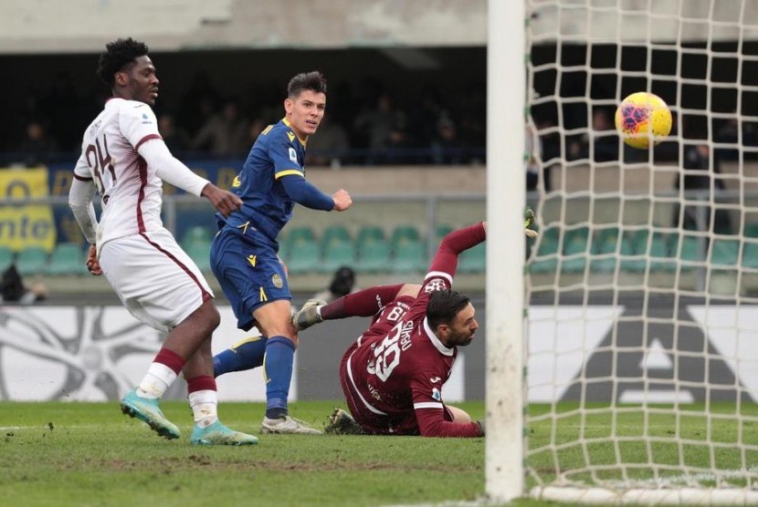 Penyerang Hellas Verona, Mariusz Stepinski, mencetak gol ke gawang Torino dalam pertandingan Liga Italia di Stadion Marcantonio Bentegodi, Verona, Ahad (15/12).