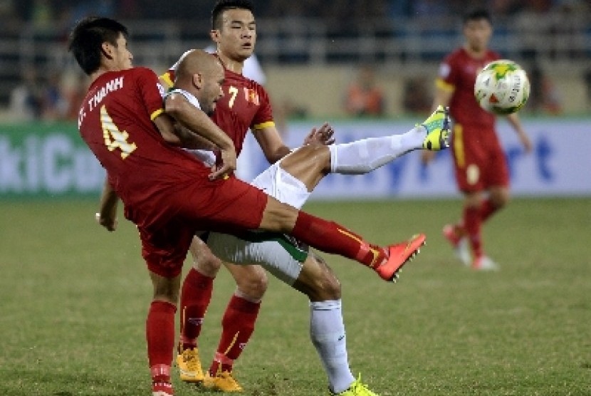 Penyerang imnas Indonesia Sergio Van Dijk (tengah) berebut bola dengan pesepak bola Vietnam Dinh Tien Thanh (kiri) dan Ngo Hoang Thinh (kanan).