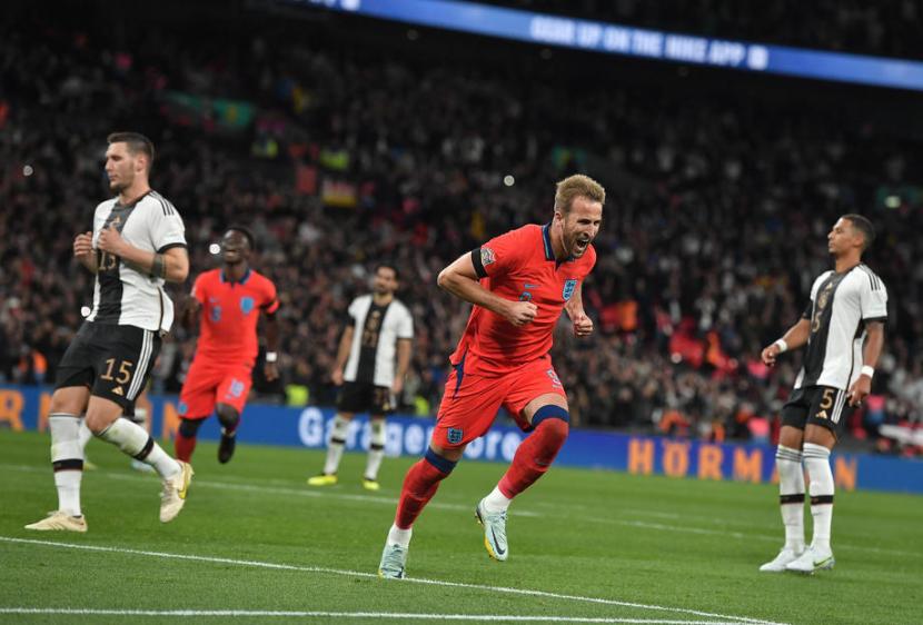 Penyerang Inggris Harrty Kane (tengah) merayakan golnya ke gawang Jerman dalam pertandingan UEFA Nations League di Stadion Wembley, London, Selasa (27/9/2022) dini hari WIB.
