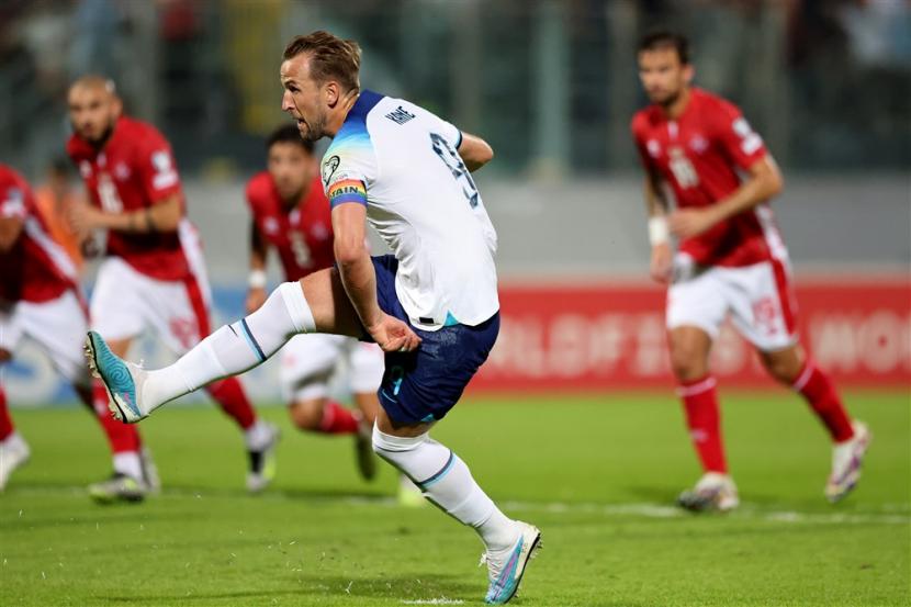 Penyerang Inggris Harry Kane menjebol gawang Malta dari titik putih dalam laga kualifikasi Euro 2024.