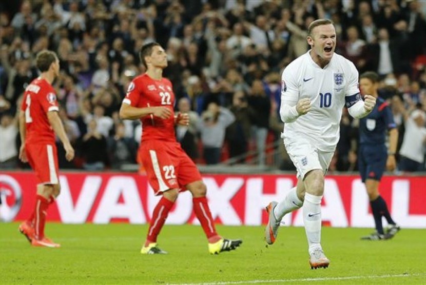 Penyerang Inggris, Wayne Rooney saat mencetak gol ke gawang Swiss pada laga kualifikasi Piala Eropa 2016 Grup E
