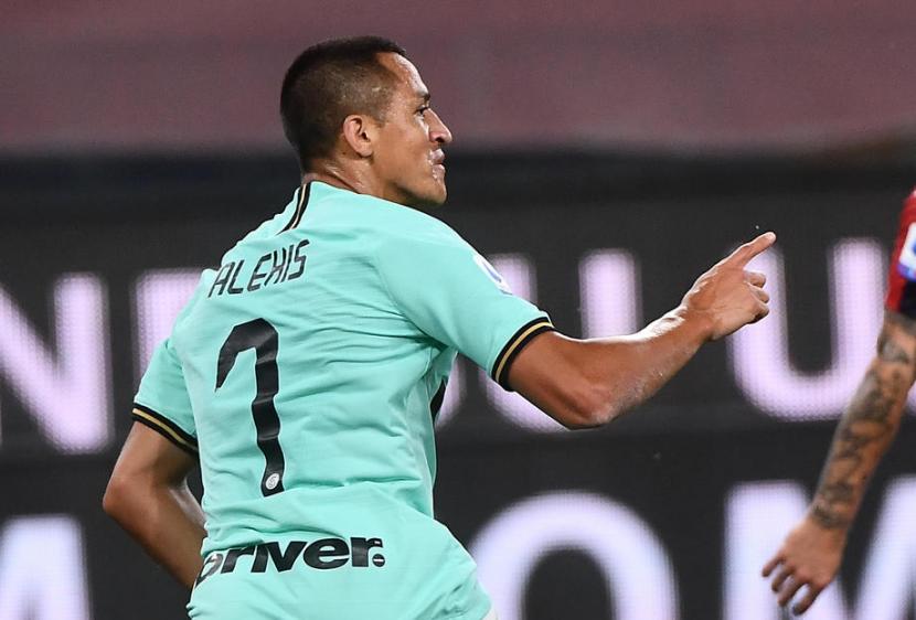 Penyerang Inter Milan Alexis Sanchez merayakan golnya ke gawang Genoa.