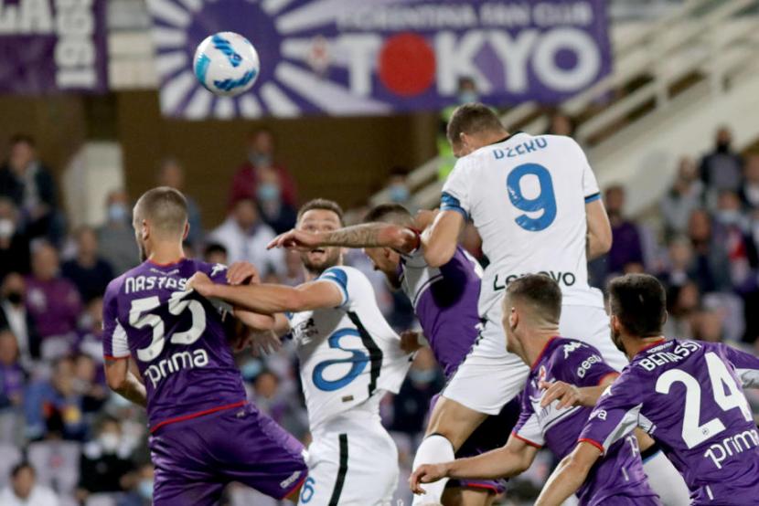 Penyerang Inter Milan Edin Dzeko (kanan atas) mencetak gol ke gawang Fiorentina lewat tandukan.