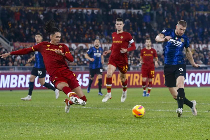 Penyerang Inter Milan Edin Dzeko (kanan) mencetak gol ke gawang AS Roma dalam pertandingan Serie A Liga Italia di Stadion Olimpico, Roma, Ahad (5/12) dini hari WIB. Inter mengalahkan Roma 3-0.