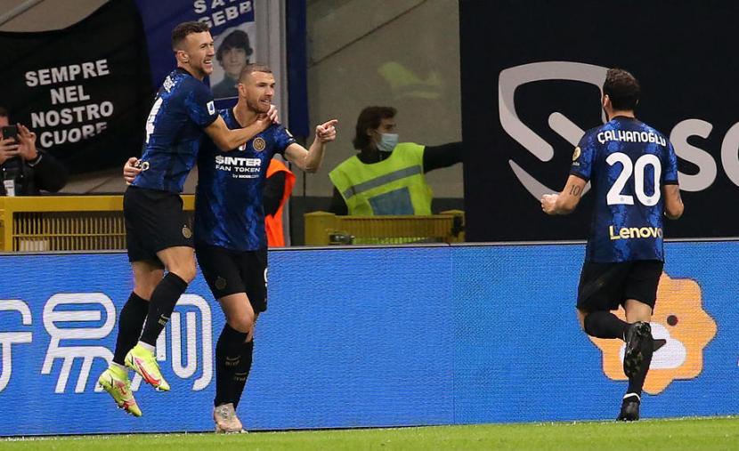 Penyerang Inter Milan Edin Dzeko (kedua kiri) merayakan golnya ke gawang Juventus.