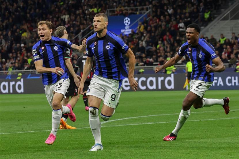 Penyerang Inter Milan Edin Dzeko merayakan golnya ke gawang AC Milan pada leg pertama semifinal Liga Champions.