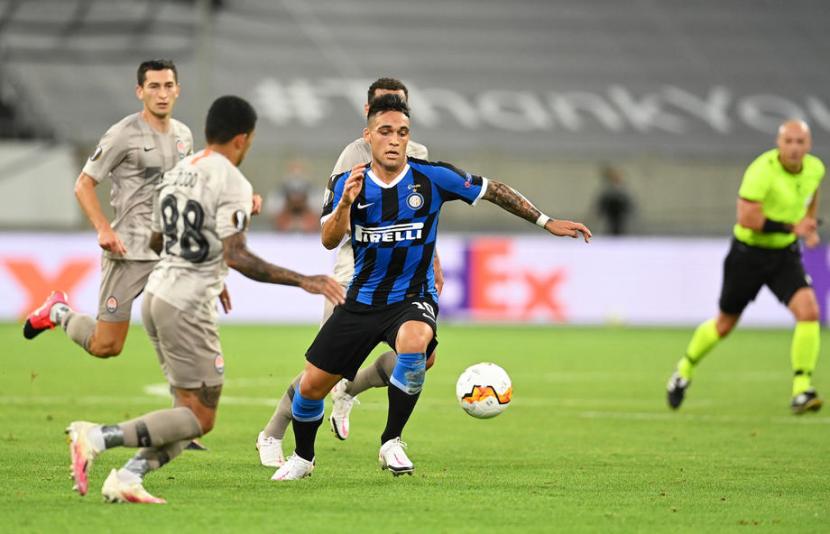 Penyerang Inter Milan LAutaro Martinez dikepung pemain Shakhra Donetsk dalam laga semifinal Liga europa. 