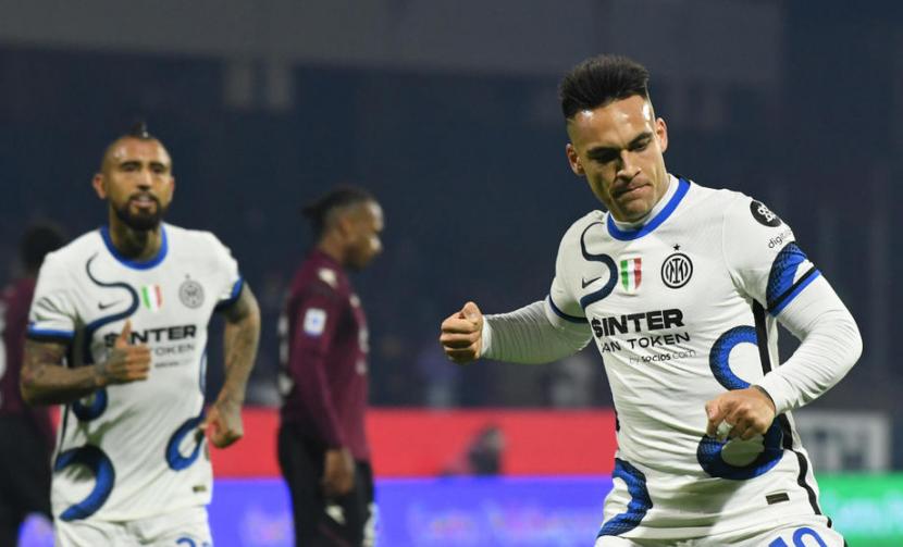 Penyerang Inter Milan Lautaro Martinez (kanan) mencetak gol keempat timnya ke gawang Salernitana dalam laga pekan ke-18 Serie A Liga Italia di Salerno, Sabtu (18/12). Inter mengalahkan Salernitana 5-0.