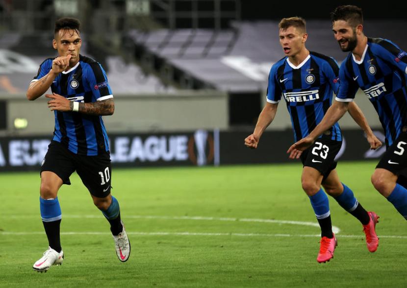 Penyerang Inter Milan Lautaro Martinez (kiri) merayakan gol keduanya ke gawang Shakhtar Donetsk di semifinal Liga Europa.
