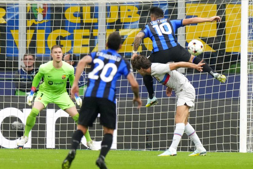 Penyerang Inter Milan Lautaro Martinez melompati bek Barcelona Andreas Christensen dalam pertandingan Grup A Liga Champions di Giuseppe Meazza, Milan, Italia, Rabu (5/10/2022) dini hari WIB.