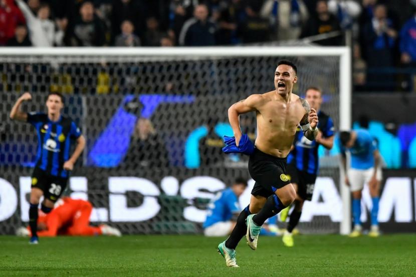 Penyerang Inter Milan Lautaro Martinez membuka bajunya untuk merayakan gol ke gawang Napoli pada laga final Piala Super Italia. Inter mengalahkan Napoli 1-0 lewat gol Martinez di Stadion Al Awwal, Riyadh, Selasa (23/1/2024) dini hari WIB.