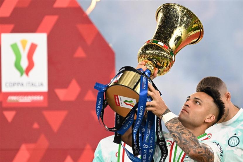 Penyerang Inter Milan Lautaro Martinez memegang trofi Coppa Italia setelah mengalahkan Fiorentina di final.