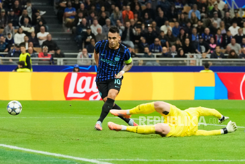 Penyerang Inter Milan Lautaro Martinez mencetak gol ke gawang Slavia Praha di Liga Champions.