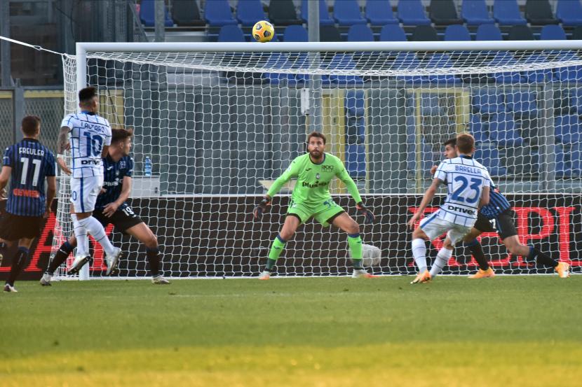 Penyerang Inter Milan Lautaro Martinez mencetak gol pada laga melawan Atalanta BC di Stadion Gewiss, Bergamo, Italia, Ahad (8/11).