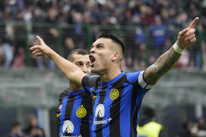 Penyerang Inter Milan Lautaro Martinez merayakan gol ke gawang Hellas Verona dalam lanjutan Serie A Liga Italia.