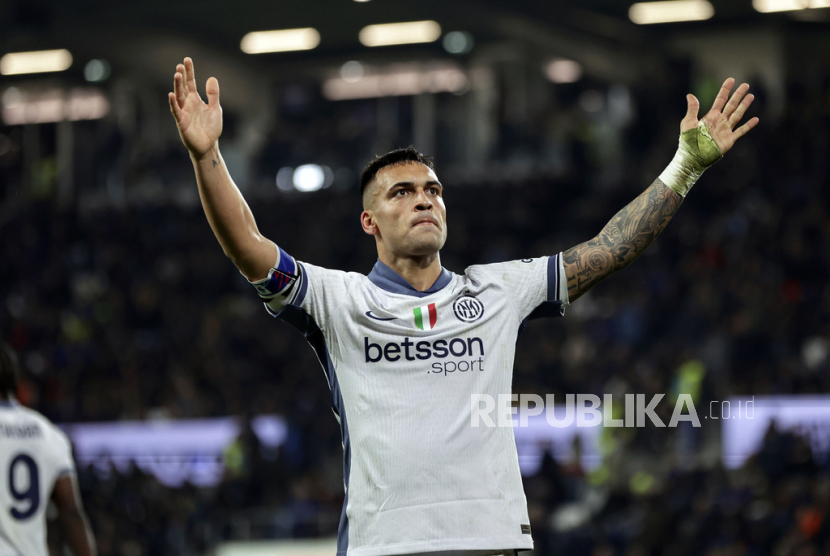 Penyerang Inter Milan Lautaro Martinez merayakan gol ke gawang Atalanta dalam lanjutan Serie A Liga Italia di Stadion Gewiss, Bergamo, Senin (17/3/2025) dini hari WIB..