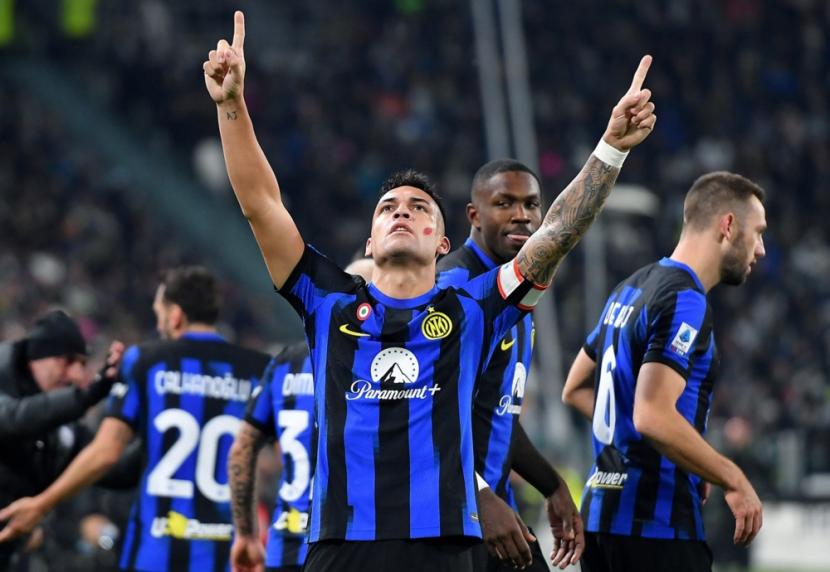 Penyerang Inter Milan Lautaro Martinez merayakan golnya ke gawang Juventus dalam pertandingan Serie A Liga Italia di Turin, Senin (27/11/2023) dini hari WIB.