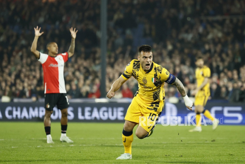 Penyerang Inter Milan Lautaro Martinez  merayakan golnya ke gawang Feyenoord dalam pertandingan leg pertama babak 16 besar Liga Champions UEFA di Stadion de Kuip, Rotterdam, Belanda, Kamis (6/3/2025) dini hari WIB.