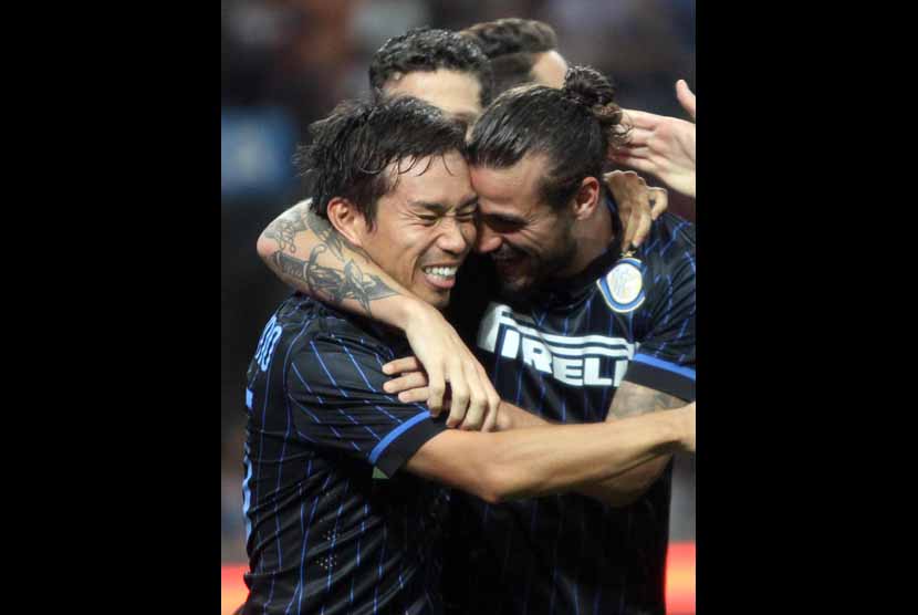 Penyerang Inter Milan, Pablo Osvaldo (kanan), selebrasi bersama rekannya asal Jepang, Yuto Nagatomo, setelah mencetak gol di laga playoff Liga Europa di Stadion Giuseppe Meazza, Milan, Kamis (28/8). 