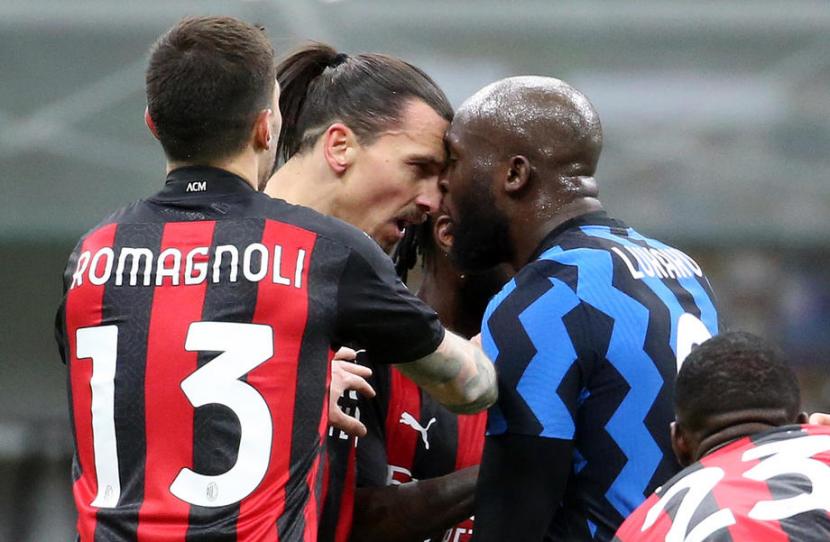 Penyerang Inter Milan Romelu Lukaku (kanan) bersitegang dengan striker AC Milan Zlatan Ibrahimovic.